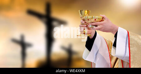 La sainte communion dans l'arrière-plan de trois croix au sommet du Golgotha. Vacances de Pâques concept avec l'espace vide pour le texte. Banque D'Images