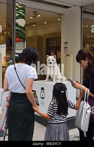 Magasin SoftBank à Ginza le 30 août 2019 à Tokyo, Japon. Le quartier de Ginza est le quartier chic de Tokyo zone commerçante. C'est le foyer de grandes marques de designers internationaux et plusieurs des plus grands magasins de la ville. Crédit : Marie Froger/AFLO/Alamy Live News Banque D'Images