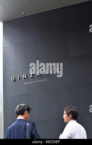 Deux hommes parlant en face de Ginza Six le 30 août 2019 à Tokyo, Japon. Le quartier de Ginza est le quartier chic de Tokyo zone commerçante. C'est le foyer de grandes marques de designers internationaux et plusieurs des plus grands magasins de la ville. Crédit : Marie Froger/AFLO/Alamy Live News Banque D'Images