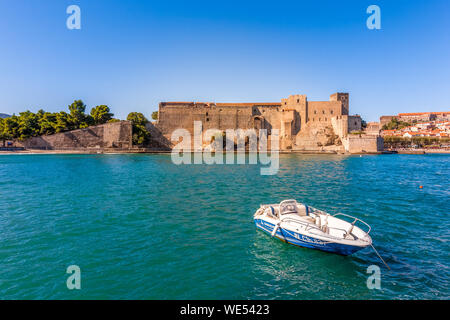 Un bateau amarré dans l'Ansa de la Baleta dans tout le sud de la France. Banque D'Images