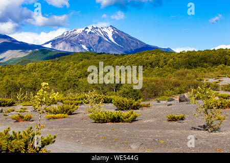 Vues de Kozelsky volcan et le pied du volcan Avachinsky sur la péninsule du Kamtchatka Banque D'Images