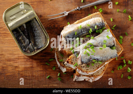 Pain perdu aux sardines à l'huile en conserve Banque D'Images