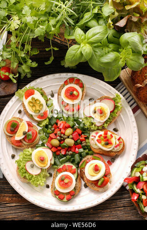 Des sandwichs végétariens avec des œufs et des légumes Banque D'Images