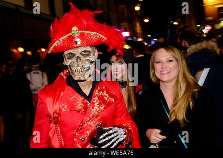 Les gens célébrant, Halloween, Old Compton Street, Soho, Londres, Grande-Bretagne. Banque D'Images