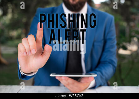 L'écriture de texte Word Alerte au phishing. Photo d'objets américains conscients de tentative frauduleuse pour obtenir des informations sensibles Businessman with pointant fing Banque D'Images