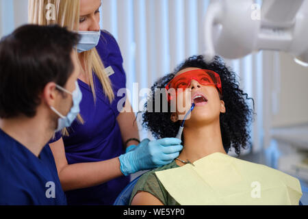 Dentiste et son assistant en pratique privée Banque D'Images