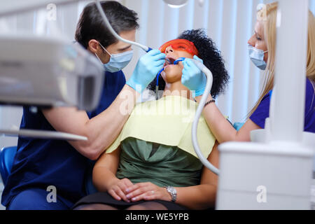 Dentiste et son assistant en pratique privée Banque D'Images