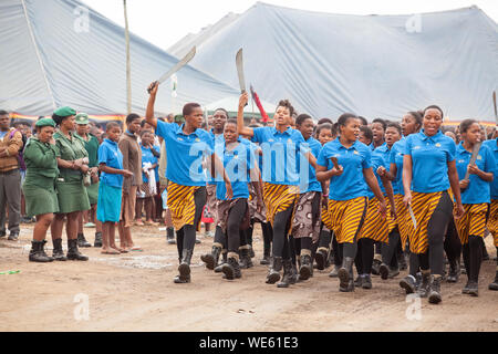 Mbabane, Swaziland - 31 août 2017 : Cérémonie d'Umhlanga Reed Dance rite traditionnel les jeunes filles vierges avec grands couteaux machette pour couper le champ reed Banque D'Images