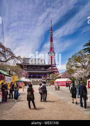 5 avril 2019 : Tokyo, Japon - Visiteurs à Zozoji temple bouddhiste dans la saison des cerisiers en fleur, avec la Tour de Tokyo. Banque D'Images