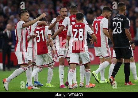 13 août 2019 Amsterdam, pays-Bas Ligue des champions de football Ajax / PAOK Saloniki 13-08-2019: Voetbal: Ajax / PAOK Saloniki: Amsterdam l-r: Dusan Tadic (capitaine) d'Ajax , Lisandro Martinez d'Ajax , Nico Tagliafico d'Ajax, Noussair Mazraoui d'Ajax , Hakim Ziyech d'Ajax, Serdino Dest d'Ajax, Klaas-Jan Huntelaar d'Ajax , Dimitris Giannoulis de Paok Saloniki. Doelpunt Nico Tagliafico d'Ajax (31) Banque D'Images