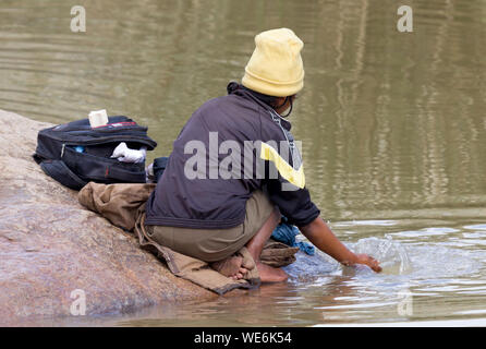 Méconnaissable femme faire la lessive dans une rivière, à Madagascar Banque D'Images