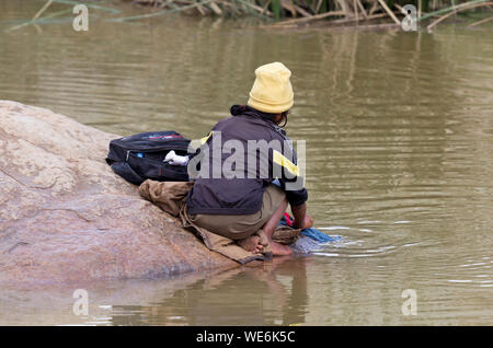 Méconnaissable femme faire la lessive dans une rivière, à Madagascar Banque D'Images