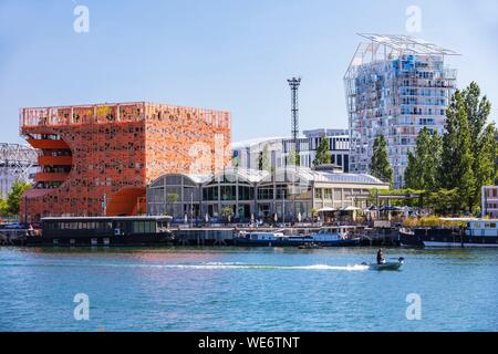 France, Rhône, Lyon, La Confluence au sud de la Presqu'île, près de la confluence du Rhône et de la Saône, quai Rambaud le long des quais, ancien Pavillon des Salins aussi appelé Orange Cube par les architectes Dominique Jakob et Brendan Mac Farlane et Ycone bâtiment résidentiel conçu par l'architecte Jean Nouvel Banque D'Images