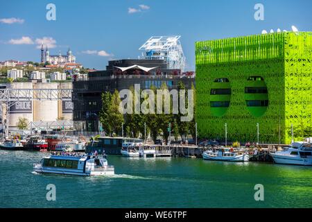 France, Rhône, Lyon, quartier de la Confluence au sud de la péninsule, premier quartier français durable certifié par le WWF, vue du quai Rambaud le long du vieux quai avec le Cube vert, la tour, la Sucriere Ycone et Basilique Notre-Dame de Fourvière Banque D'Images