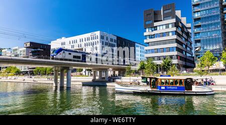 France, Rhône, Lyon, quartier de la Confluence au sud de la péninsule, premier quartier français durable certifié par le WWF, vue sur le chemin de fer et le Vaporetto Banque D'Images