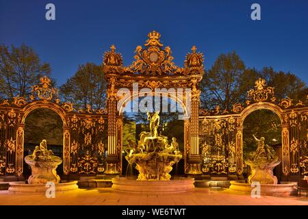 France, Meurthe et Moselle, Nancy, place Stanislas (ancienne Place Royale) construit par Stanislas Leszczynski, roi de Pologne et dernier duc de Lorraine au xviiie siècle, classé Patrimoine Mondial de l'UNESCO, de Neptune par nuit Les jardins musicaux Banque D'Images