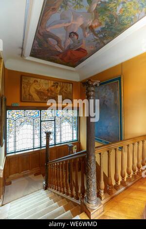 France, Meurthe et Moselle, Nancy, l'Ecole de Nancy (Nancy) Musée de l'école dans la maison qui appartenait à Antoine Corbin consacré à l'Art Nouveau, escalier, vitrail Les Roses par Jacques Gruber, peinture sur le plafond par Victor prouve Les Fruits Banque D'Images