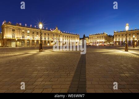 France, Meurthe et Moselle, Nancy, place Stanislas (ancienne place royale) construit par Stanislas Lescynski, roi de Pologne et dernier duc de Lorraine au 18ème siècle, classée au Patrimoine Mondial de l'UNESCO, les façades de la mairie, le Musée des Beaux Arts (Musée des beaux arts) et Pavillon Jacquet Banque D'Images