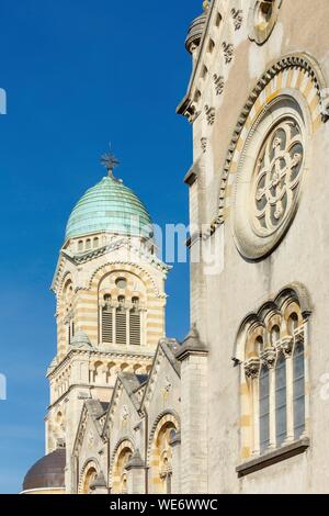 France, Meurthe et Moselle, Nancy, le beffroi de la basilique du Sacré-Cœur de Nancy en style byzantin romain Banque D'Images