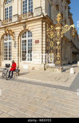 France, Meurthe et Moselle, Nancy, place Stanislas (ancienne place royale) construit par Stanislas Lescynski, roi de Pologne et dernier duc de Lorraine au 18ème siècle, classée au Patrimoine Mondial de l'UNESCO, façade de l'opéra, les rampes d'iron works par Jean Lamour Banque D'Images