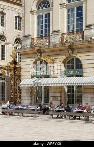 France, Meurthe et Moselle, Nancy, place Stanislas (ancienne place royale) construit par Stanislas Lescynski, roi de Pologne et dernier duc de Lorraine au 18ème siècle, classée au Patrimoine Mondial de l'UNESCO, façade et la terrasse du Grand Hôtel de la Reine, les rampes d'iron works par Jean Lamour Banque D'Images