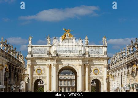 France, Meurthe et Moselle, Nancy, place Stanislas (ancienne place royale) construit par Stanislas Lescynski, roi de Pologne et dernier duc de Lorraine au 18ème siècle, classée au Patrimoine Mondial de l'UNESCO, sculptures sur le dessus de l'Arc de ici (ici arch) nommé Groupe de la Renommee et Palais du Gouvernement (palais du gouvernement) dans l'arrière-plan Banque D'Images