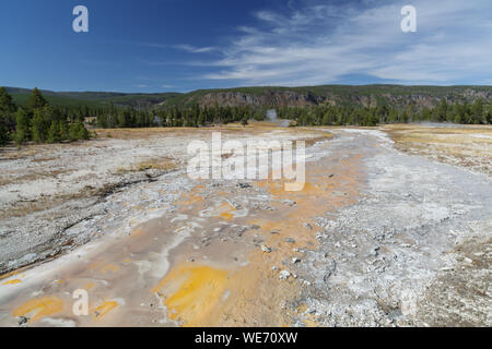 Old Faithful, le Parc National de Yellowstone. Le run-off salon du Grand Geyser dans le Parc National de Yellowstone. Cela va dans la Firehole River. Banque D'Images