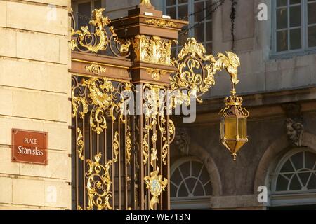 France, Meurthe et Moselle, Nancy, place Stanislas (ancienne place royale) construit par Stanislas Lescynski, roi de Pologne et dernier duc de Lorraine au 18ème siècle, classée au Patrimoine Mondial par l'UNESCO, balustrades et iron works par Jean Lamour, façade du Grand Hôtel de la Reine à l'arrière-plan Banque D'Images