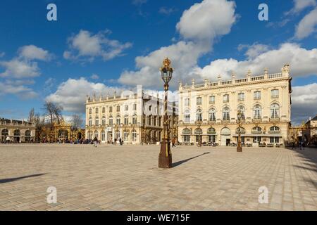 France, Meurthe et Moselle, Nancy, place Stanislas (ancienne place royale) construit par Stanislas Lescynski, roi de Pologne et dernier duc de Lorraine au 18ème siècle, classée au Patrimoine Mondial par l'UNESCO, façades du Grand Hôtel de la Reine et de l'Opéra, des candélabres et des balustrades iron works par Jean Lamour, Amphitrite founain (1751) par Pierre Guibal Banque D'Images