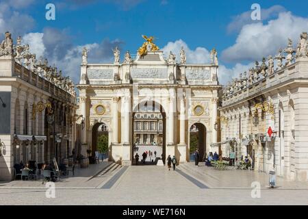 France, Meurthe et Moselle, Nancy, place Stanislas (ancienne place royale) construit par Stanislas Lescynski, roi de Pologne et dernier duc de Lorraine au 18ème siècle, classée au Patrimoine Mondial de l'UNESCO, sculptures sur le dessus de l'Arc de ici (ici arch) nommé Groupe de la Renommee et Palais du Gouvernement (palais du gouvernement) dans l'arrière-plan Banque D'Images