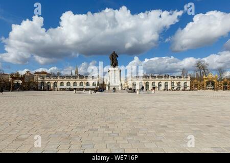 France, Meurthe et Moselle, Nancy, place Stanislas (ancienne place royale) construit par Stanislas Lescynski, roi de Pologne et dernier duc de Lorraine au 18ème siècle, classée au Patrimoine Mondial de l'UNESCO, de la statue de Stanislas, Arc de ici (ici), le passage de 2 pavillons, fontaine Amphitrite (1751) par Pierre Guibal balustrades et ironworks par Jean Lamour et basilique Saint Epvre bellfry en arrière-plan Banque D'Images