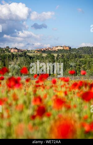 La France, Vaucluse, parc naturel régional du Luberon, Roussillon, étiqueté les plus beaux villages de France avec champ de coquelicots à l'avant-plan Banque D'Images