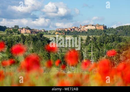 La France, Vaucluse, parc naturel régional du Luberon, Roussillon, étiqueté les plus beaux villages de France avec champ de coquelicots à l'avant-plan Banque D'Images