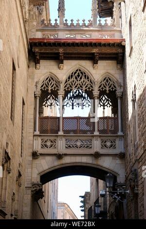 Espagne, Catalogne, Barcelone, Barrio Gotico, District de Pont del Bisbe, pont au-dessus de néo-gothique Carrer Bisbe Banque D'Images
