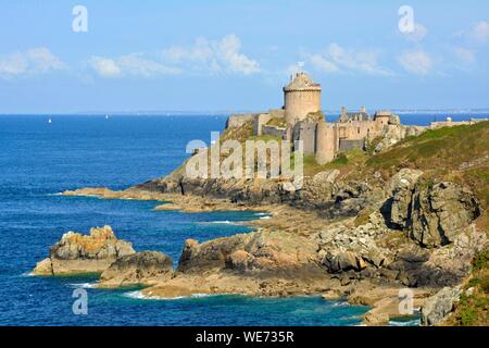 France, Cotes d'Armor, Plevenon, Fort la Latte, château fort sur la pointe de la Latte (vue aérienne) Banque D'Images