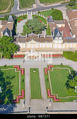 France, Gironde, Saint Julien Beychevelle, travailler dans les vignes (vue aérienne) Banque D'Images