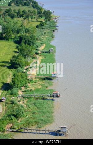 France, Gironde, Pauillac, carrelets sur l'estuaire de la Gironde (vue aérienne) Banque D'Images