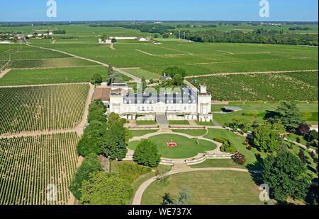 France, Gironde, Saint Julien Beychevelle, le vignoble et Château Ducru Beaucaillou en Médoc, deuxième Grand Cru 1855 (vue aérienne) Banque D'Images