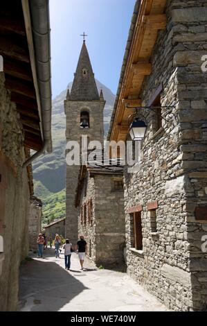 France, Savoie, Haute Maurienne, le Massif de la Vanoise, Parc National, Bonneval sur Arc, la rue principale et l'église Banque D'Images