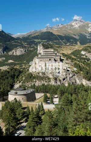 France, Savoie, Haute Maurienne, parc national, Aussois, les forts de l'Esseillon Victor Emmanuel sont disponibles en ligne pour défendre la vallée et la dent parrachee Banque D'Images