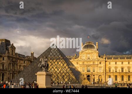 France, Paris, région classée au Patrimoine Mondial de l'UNESCO, le Musée du Louvre, la pyramide du Louvre par l'architecte Ieoh Ming Pei Banque D'Images