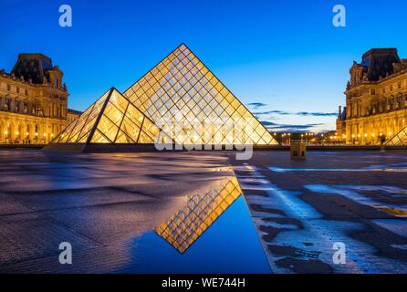 France, Paris, région classée au Patrimoine Mondial de l'UNESCO, le Musée du Louvre, la pyramide du Louvre par l'architecte Ieoh Ming Pei Banque D'Images