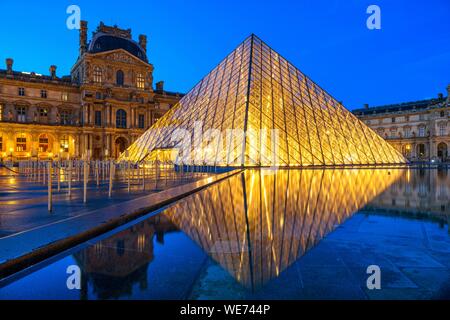 France, Paris, région classée au Patrimoine Mondial de l'UNESCO, le Musée du Louvre, la pyramide du Louvre par l'architecte Ieoh Ming Pei Banque D'Images