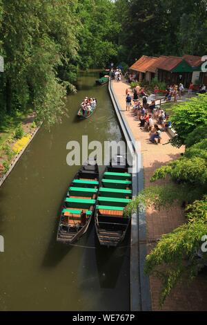 France, Picardie, Amiens, Port d'embarquement pour une promenade en bateau électrique dans le dédale des hortillonnages d'Amiens Banque D'Images