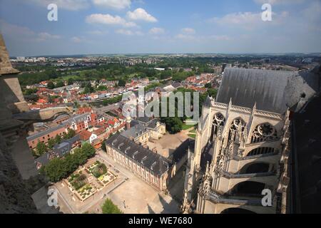 France, Picardie, Amiens, Place du Don et le quartier St Leu vue depuis les tours de la cathédrale Notre-Dame classée au Patrimoine Mondial de l'UNESCO Banque D'Images