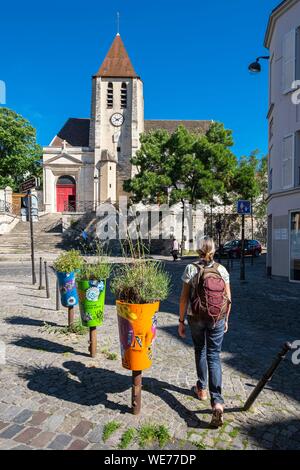 France, Paris, le long du GR® Paris 2024, metropolitan sentier de randonnée longue distance créé à l'appui de la candidature de Paris pour les Jeux Olympiques de 2024, le quartier de Charonne, rue Saint Blaise et Saint-Germain-de-Charonne church Banque D'Images