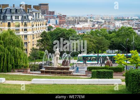 France, Paris, le long du GR® Paris 2024, metropolitan sentier de randonnée longue distance créé à l'appui de la candidature de Paris pour les Jeux Olympiques de 2024, l'Europe, quartier Butte-du-Parc Chapeau-Rouge, fontaine et Eve statue par Raymond Couvegnes (1938) Banque D'Images