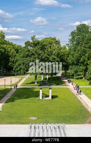 France, Paris, le long du GR® Paris 2024, metropolitan sentier de randonnée longue distance créé à l'appui de la candidature de Paris pour les Jeux Olympiques de 2024, le quartier de Bercy, Parc de Bercy Banque D'Images