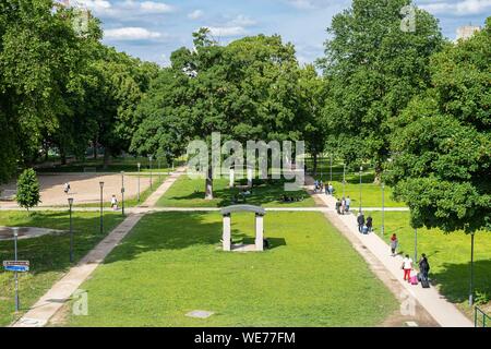 France, Paris, le long du GR® Paris 2024, metropolitan sentier de randonnée longue distance créé à l'appui de la candidature de Paris pour les Jeux Olympiques de 2024, le quartier de Bercy, Parc de Bercy Banque D'Images