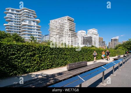 France, Paris, le long du GR® Paris 2024, metropolitan sentier de randonnée longue distance créé à l'appui de la candidature de Paris pour les Jeux Olympiques de 2024, quartier des Batignolles, Clichy-Batignolles - Martin-Luther-King park Banque D'Images